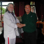 Guru C.D. Kessing met bapak Eddie M. Nalapraya, president van de PERSILAT, te Limburg