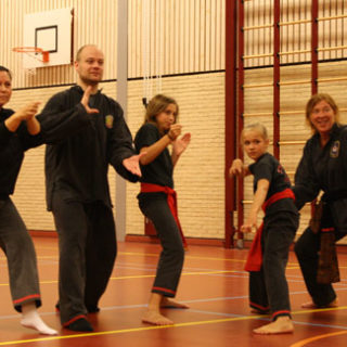 Esmee, derde van links, met haar ruiltrainers en -trainingsmaatje