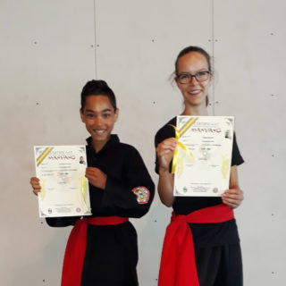 Famke en Anthony tonen trots hun welverdiende diploma en band