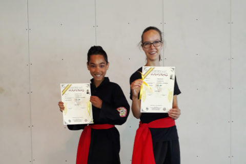 Famke en Anthony tonen trots hun welverdiende diploma en band