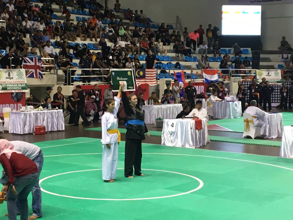 Minouche wint haar partij tegen Thailand met een technical knock-out
